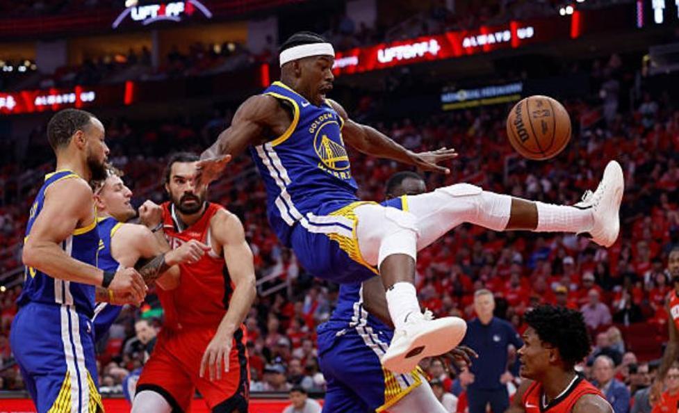 包含巴特勒在日本队比赛中战术调整,重返赛场引发热议!赛场气氛高涨的词条 包含巴特勒在日本队比赛中战术调整,重返赛场引发热议!赛场气氛高涨的词条