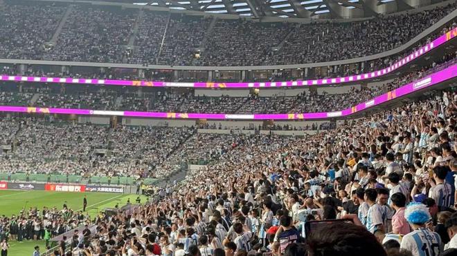 开云体育app-败北首场状态出色，热火观众沸腾！，梅西重返赛场全场沸腾不已-开云体育app