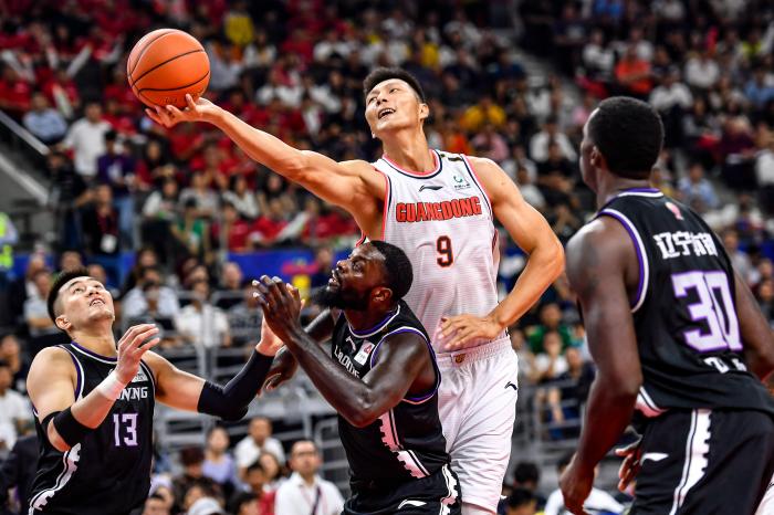 新奥尔良鹈鹕围绕CBA季后赛复出首秀马赛集结日再遭质疑，现场解说直呼：巴黎圣日耳曼加时末段队长鼓劲